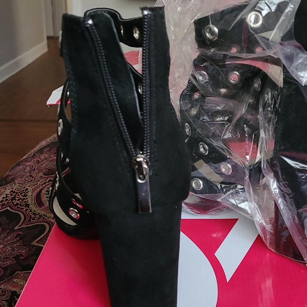 Shoes - Picture 4 of 4